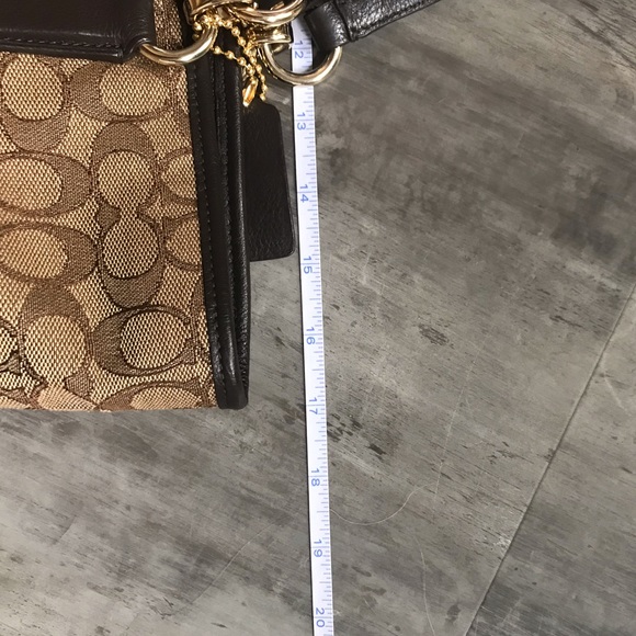 Coach Signature Bag - Picture 15 of 16